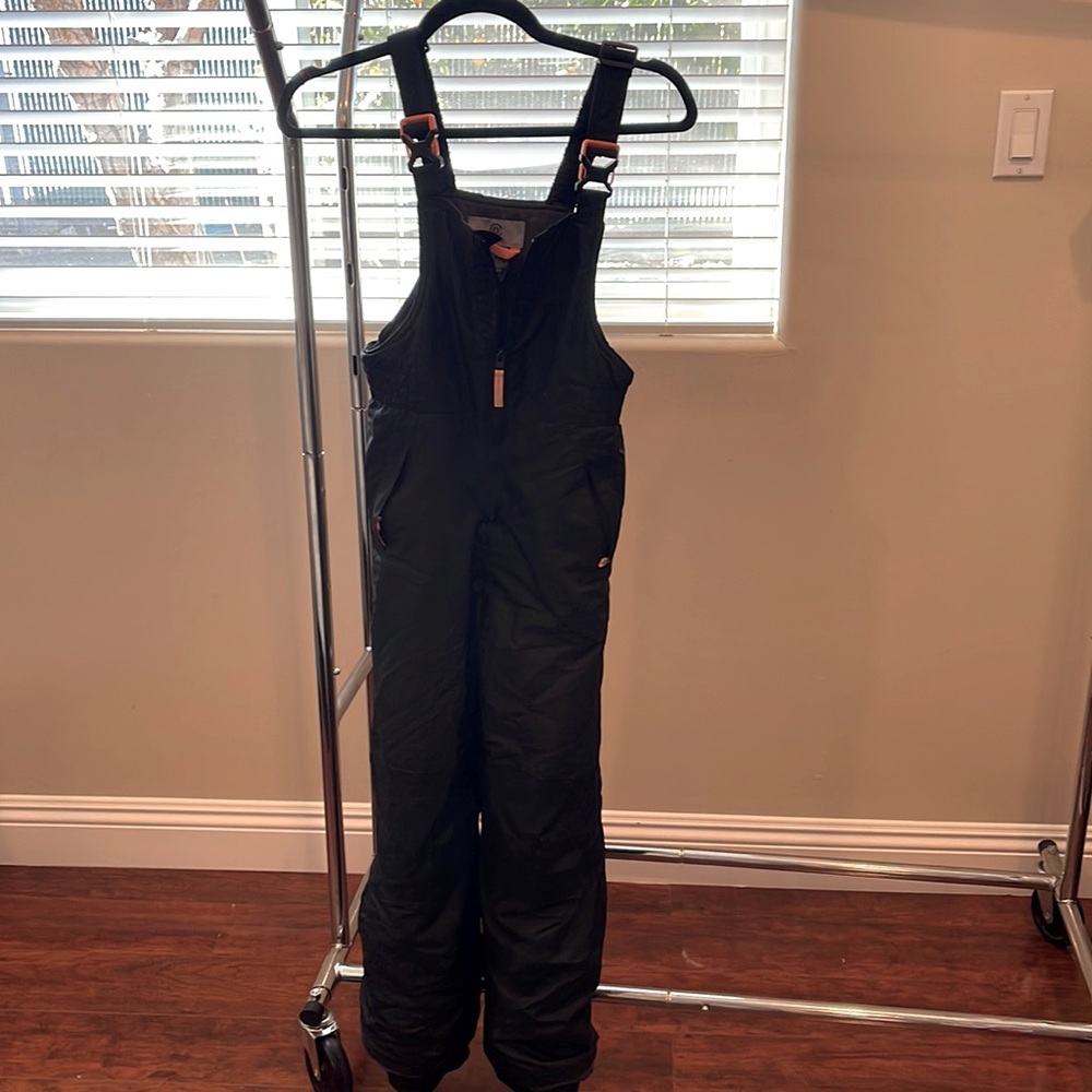 Black kids size 8-10 snow bib. Used for 1 season. Great condition.